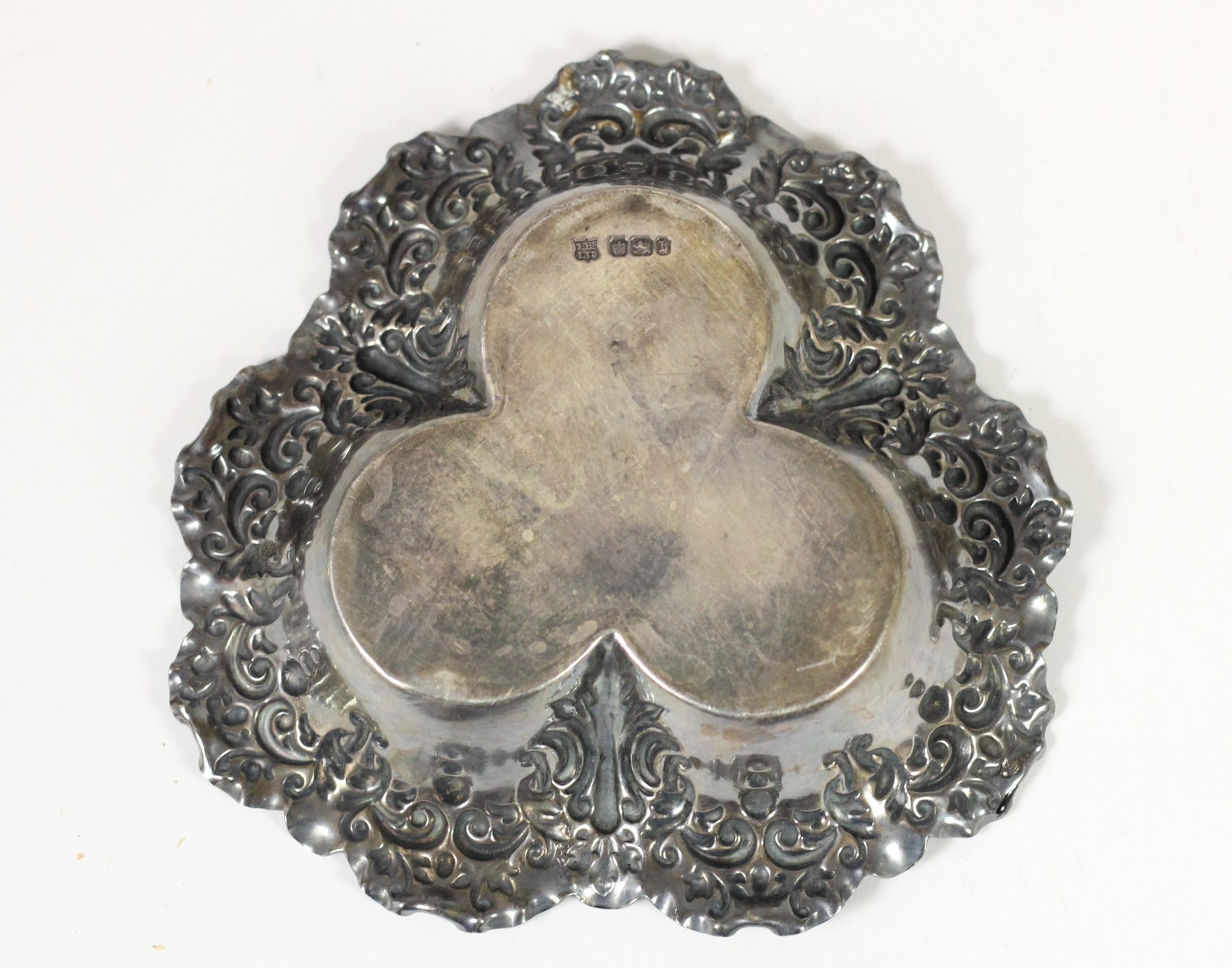 A Victorian silver bon bon dish, Sheffield 1900, of trefoil form with embossed decoration, 12cm, - Image 3 of 4