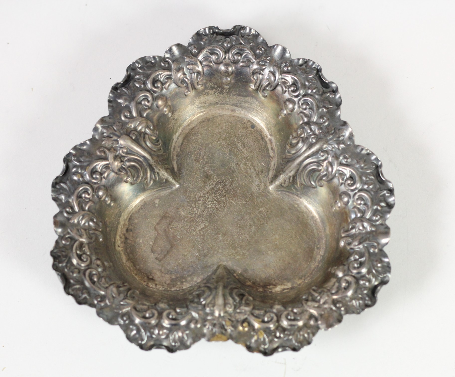 A Victorian silver bon bon dish, Sheffield 1900, of trefoil form with embossed decoration, 12cm, - Image 2 of 4