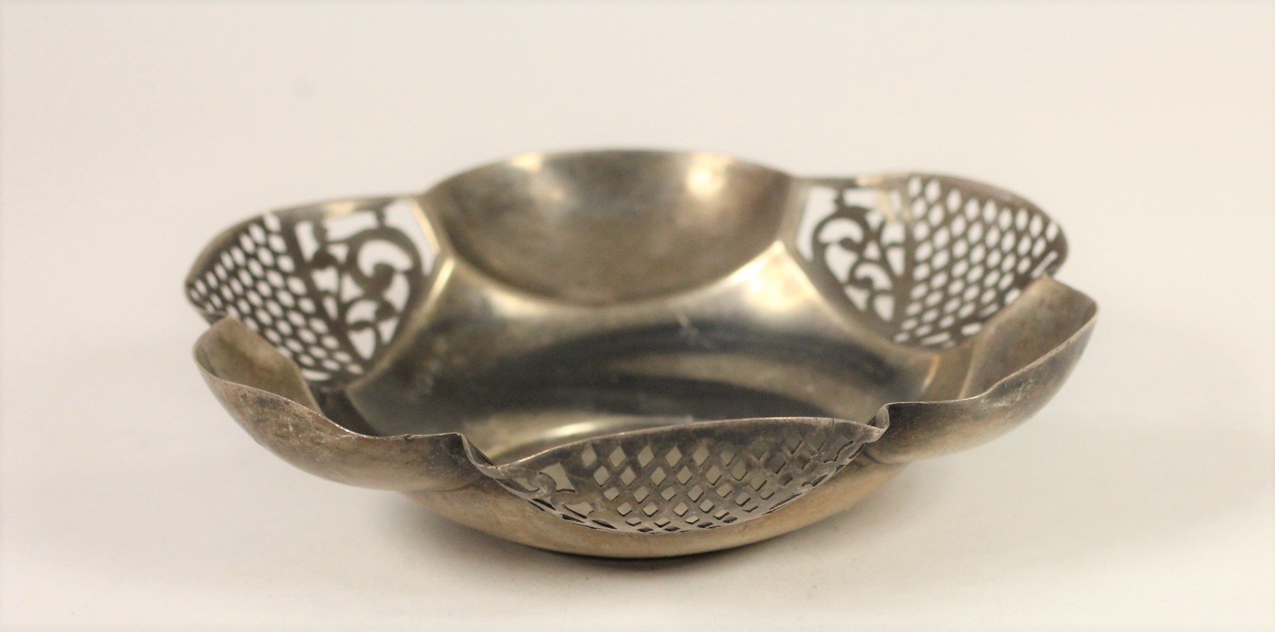 A Victorian silver bon bon dish, Birmingham 1900, of pierced lobed form, 13.5cm, 3oz.