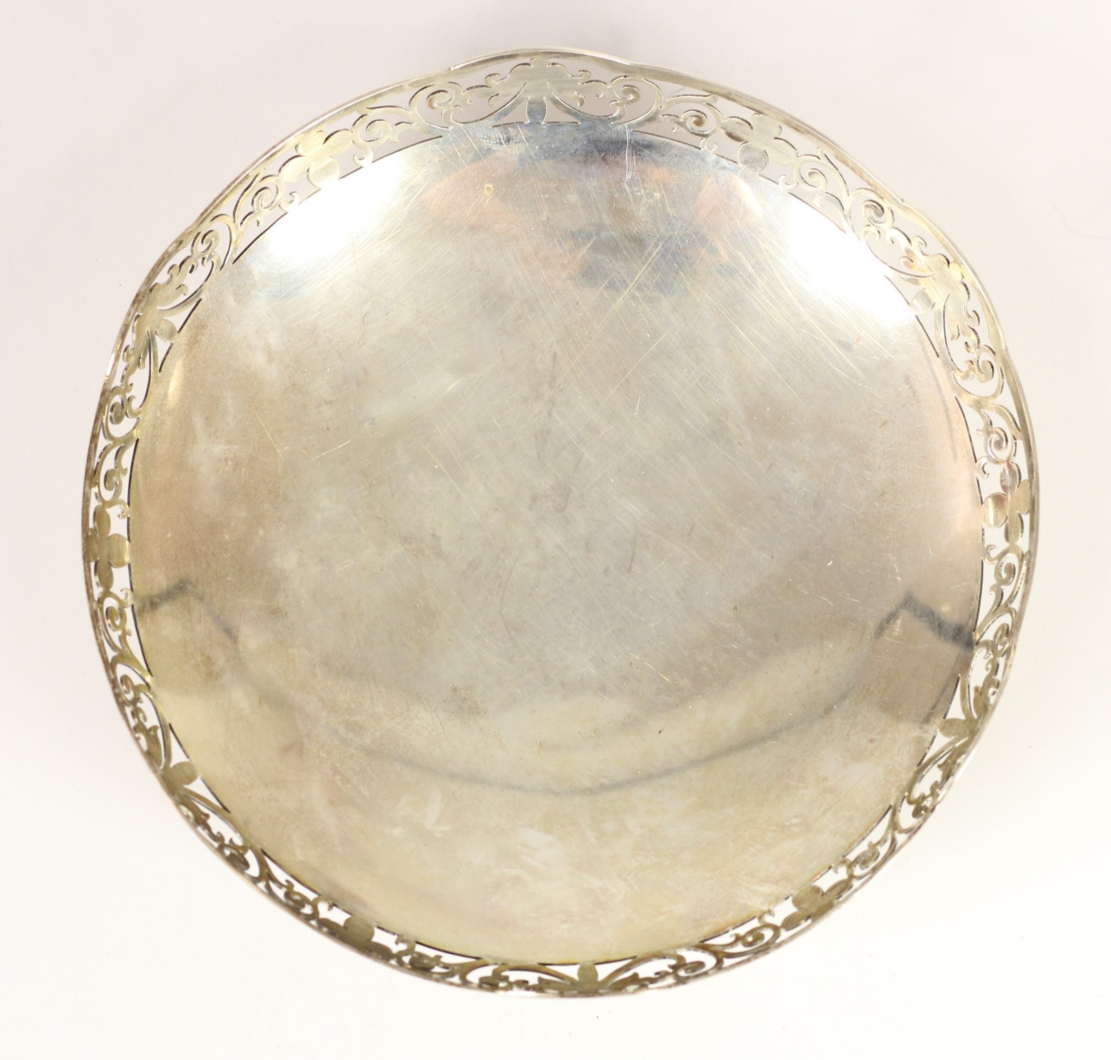 A silver pierced bowl, Sheffield 1944, raised on a pedestal foot, 16.5cm, 7.5oz. Presentation - Image 2 of 4