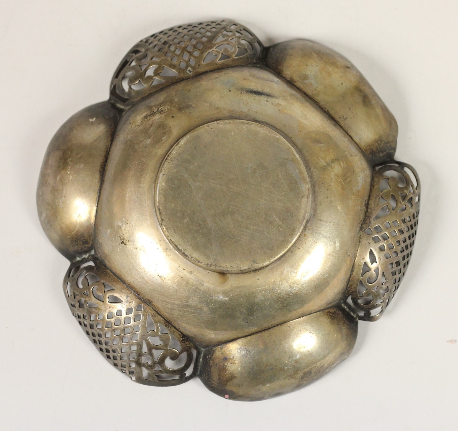 A Victorian silver bon bon dish, Birmingham 1900, of pierced lobed form, 13.5cm, 3oz. - Image 3 of 4