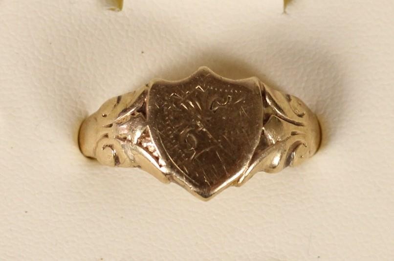 A 9ct gold shield shape signet ring, Birmingham 1971, Y, 8.3gm