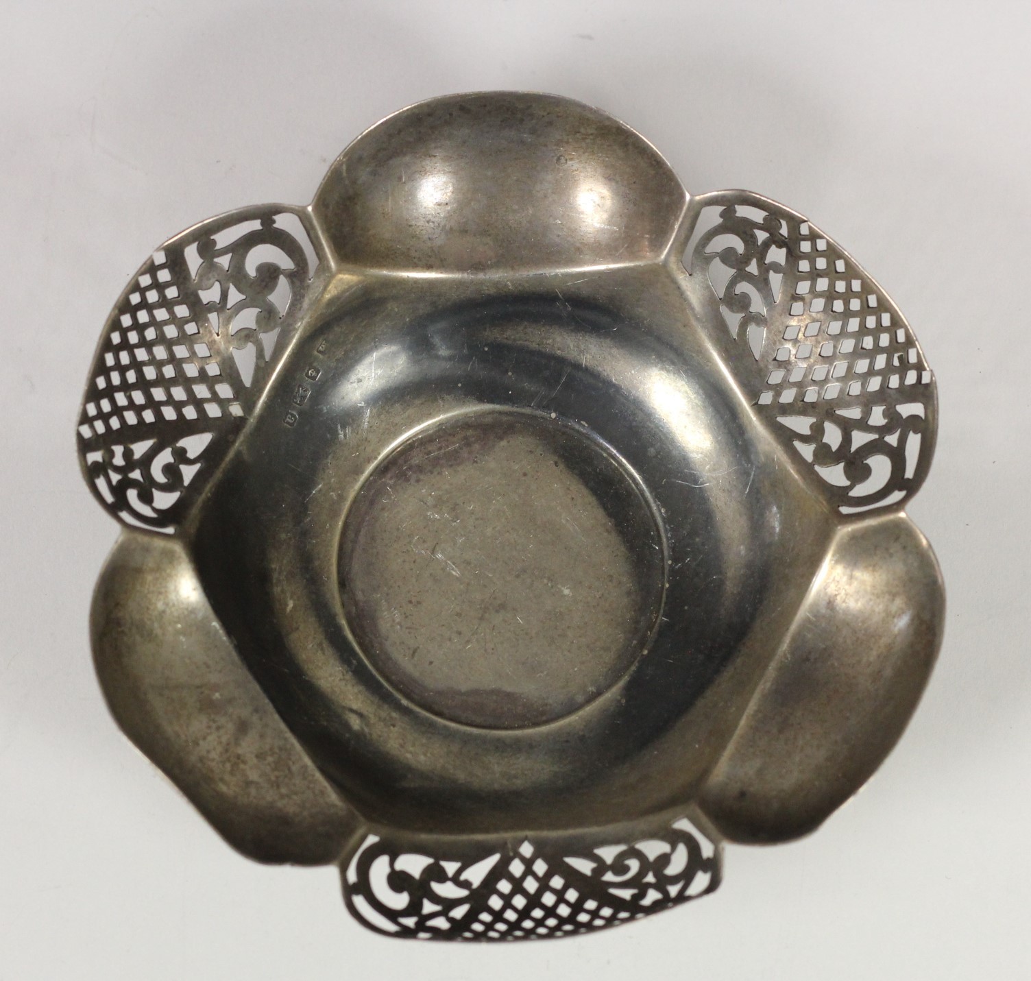 A Victorian silver bon bon dish, Birmingham 1900, of pierced lobed form, 13.5cm, 3oz. - Image 2 of 4