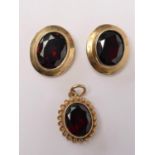 A 9ct gold garnet pendant and ear ring set, 4.6gm