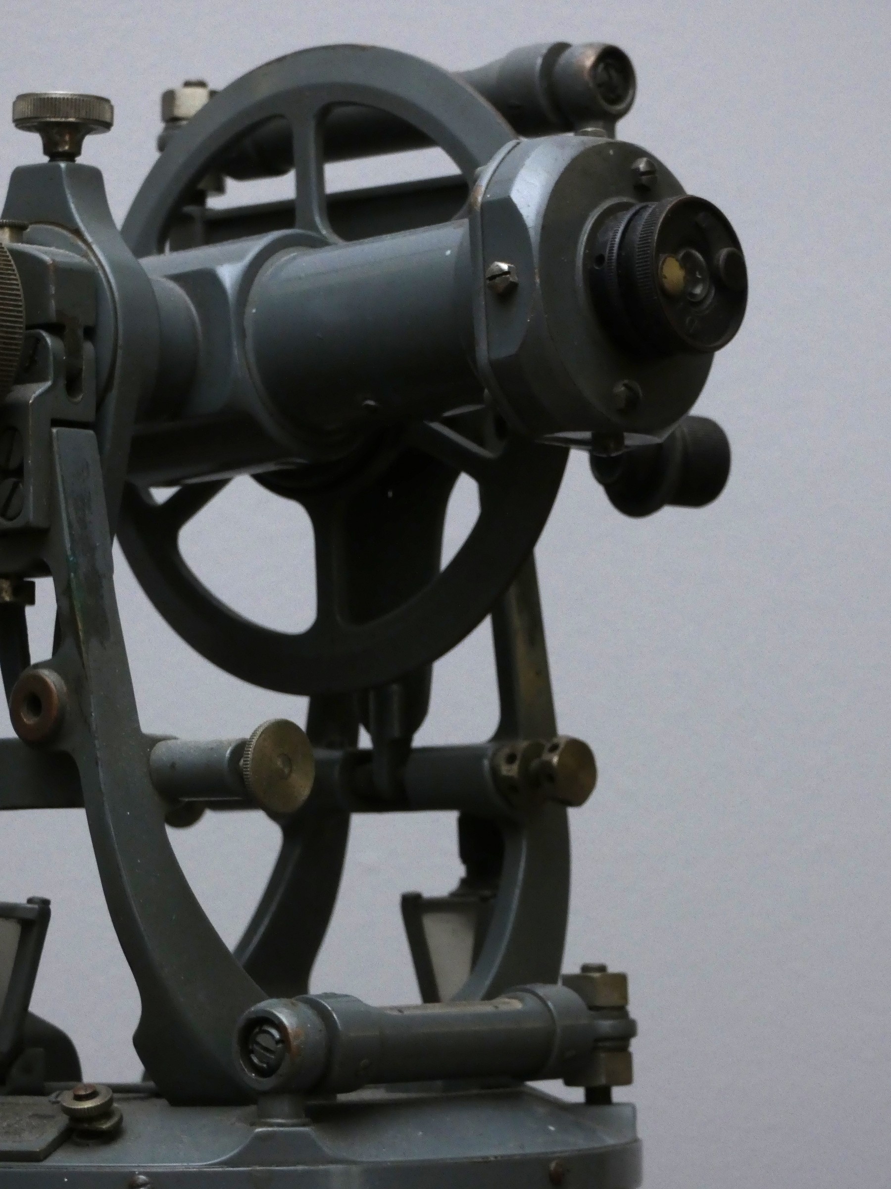 An engineers/surveyors transit theodolite, painted grey, 30 x 20cm. - Image 3 of 7