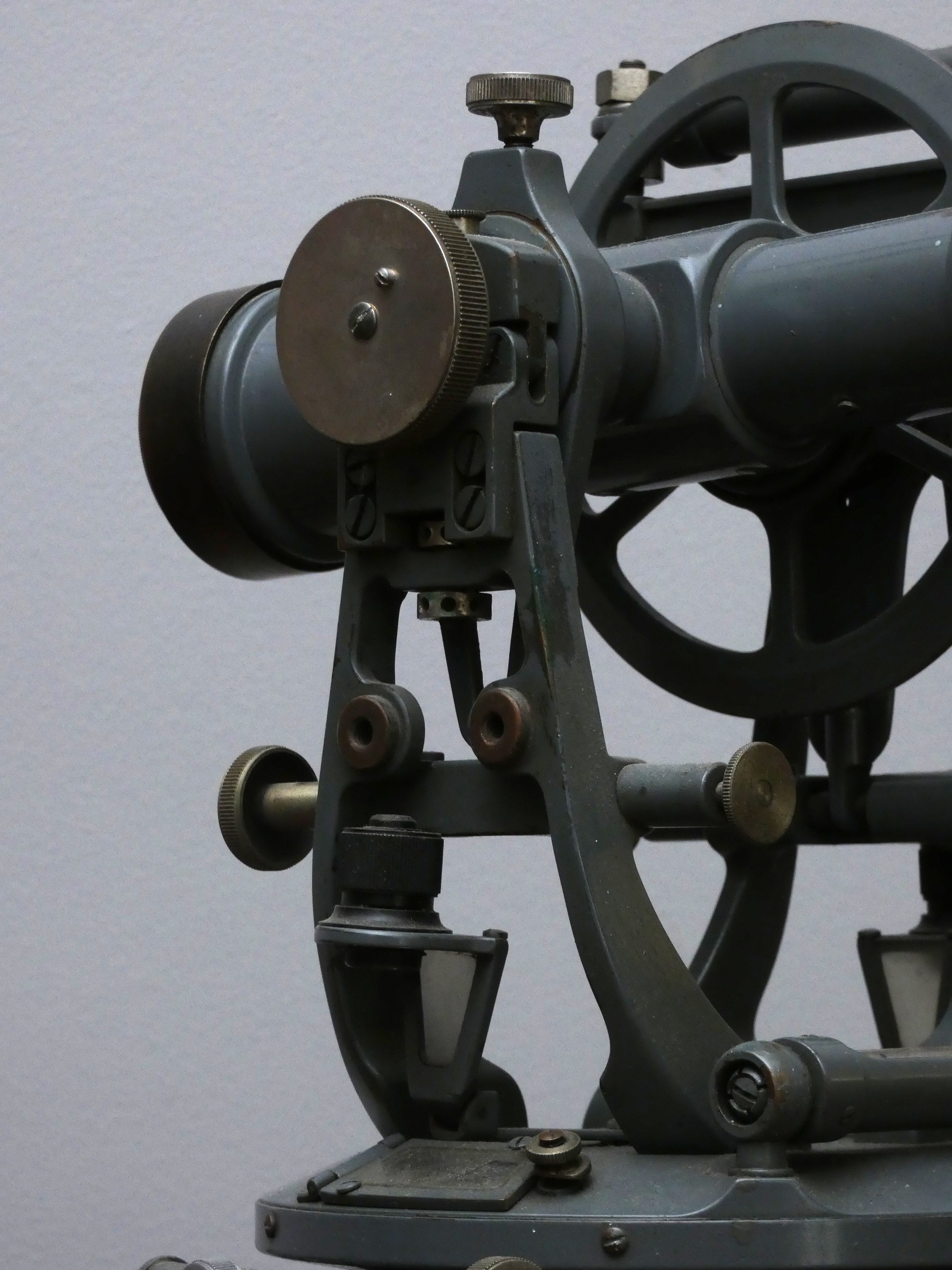 An engineers/surveyors transit theodolite, painted grey, 30 x 20cm. - Image 2 of 7