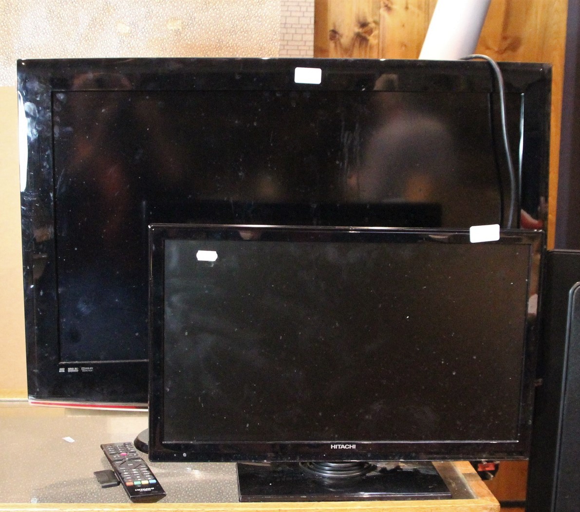 A Samsung 32inch TV (model number LE32B450C4W), together with an Hitachi 22inch TV (model number
