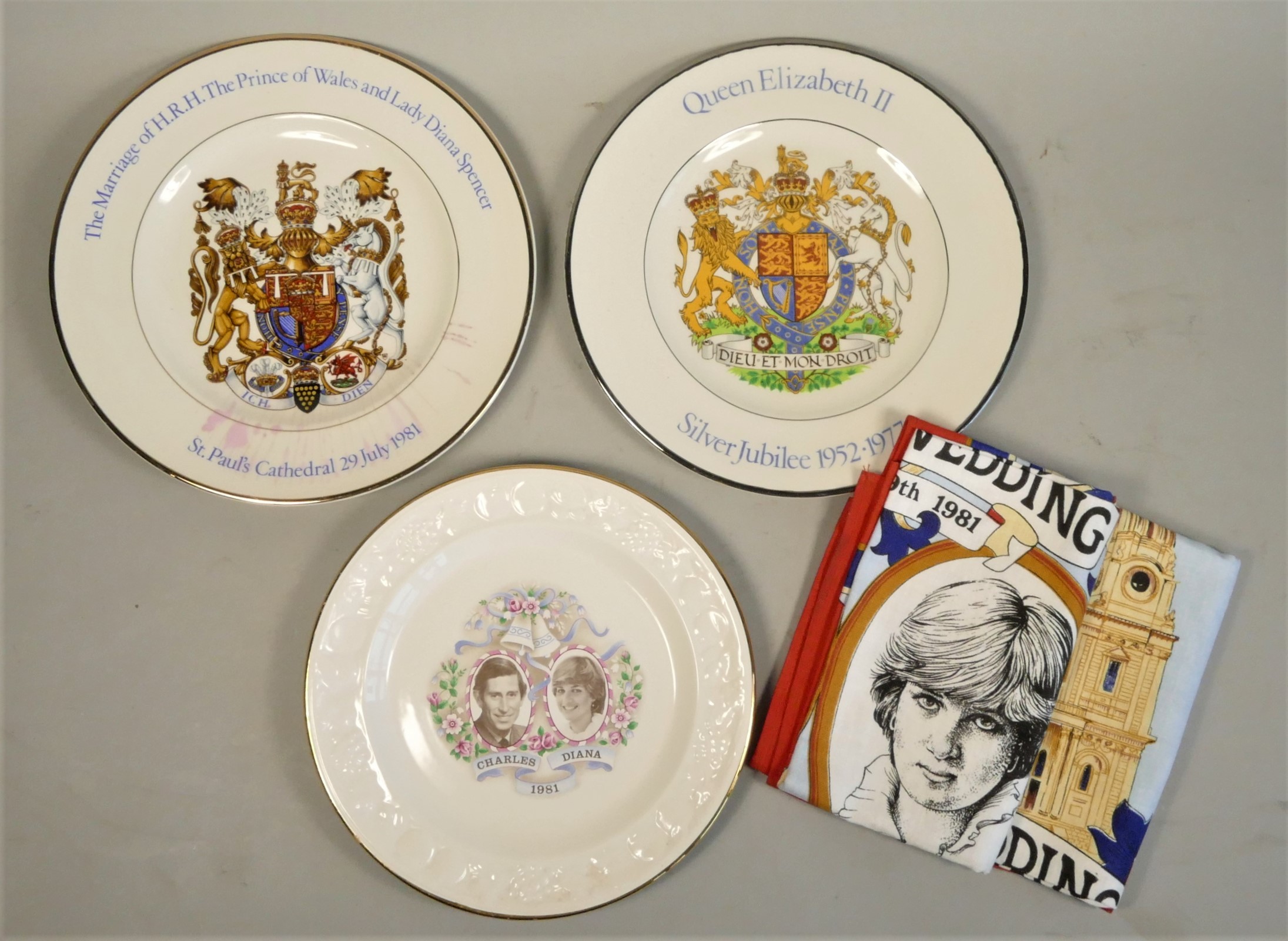 A collection of Royal memorabilia ceramics and other items to include marble kitchen wares. (2) - Image 3 of 4