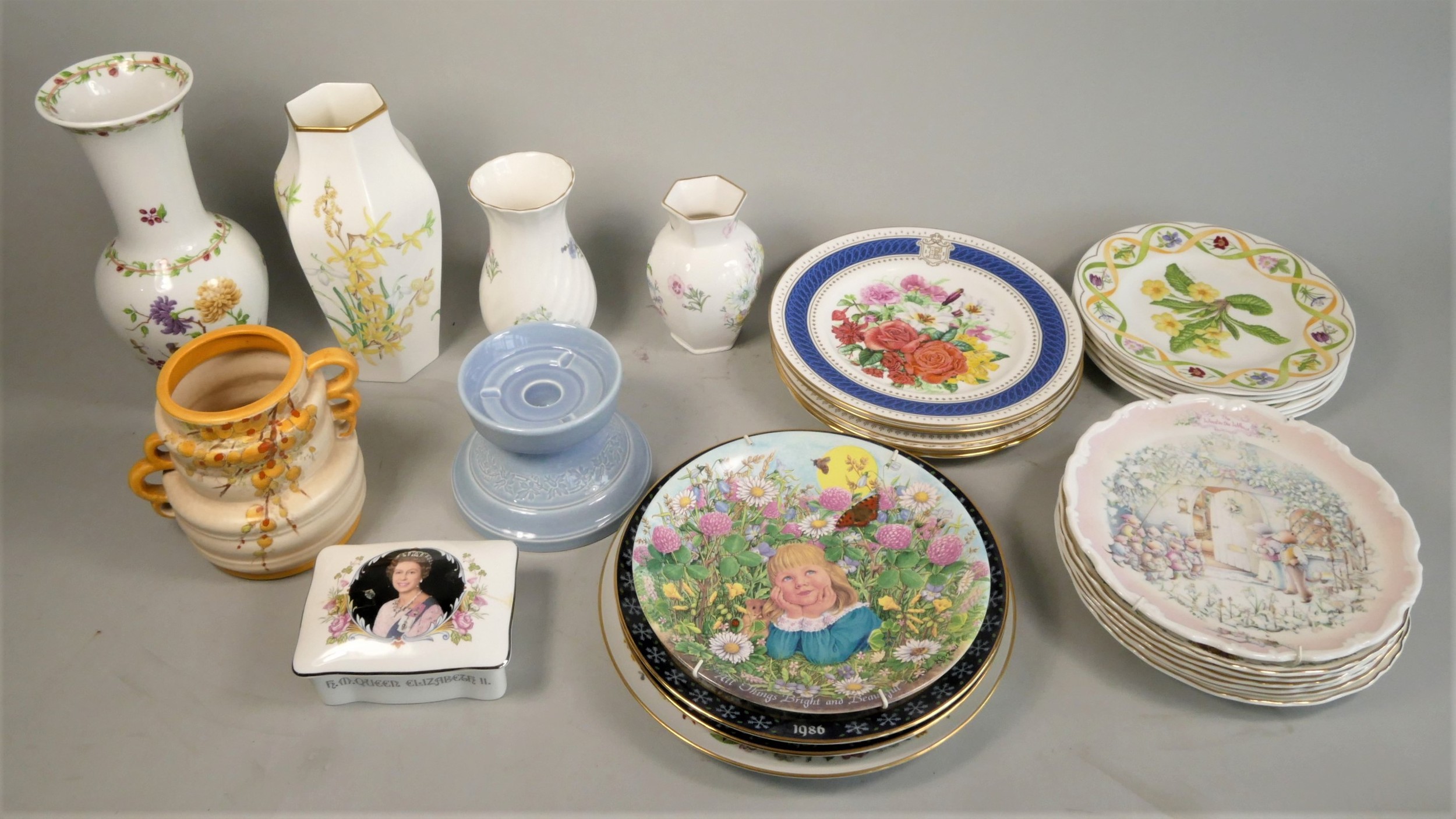 A collection of ceramics to include - Wedgewood collector plates (boxed) Franklin Mint collector