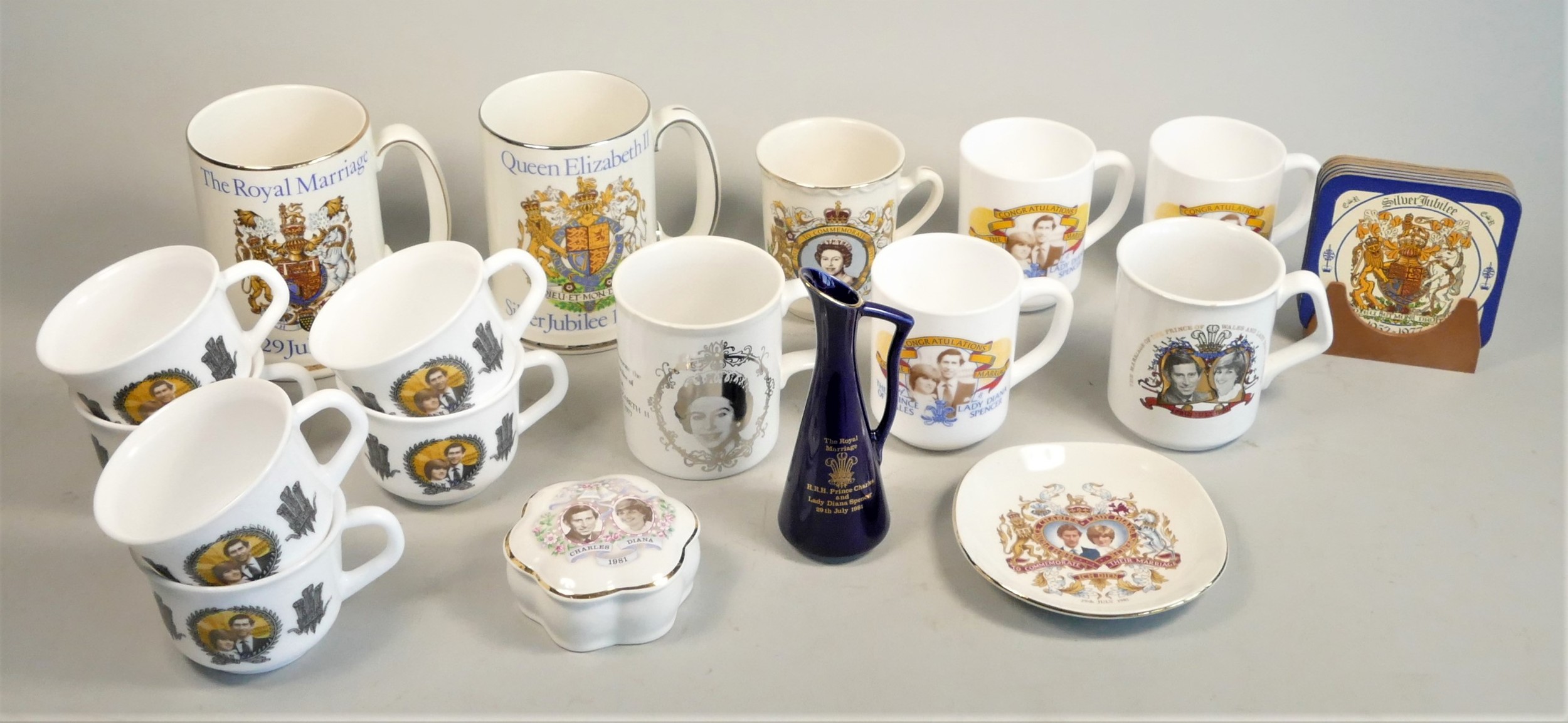 A collection of Royal memorabilia ceramics and other items to include marble kitchen wares. (2) - Image 2 of 4