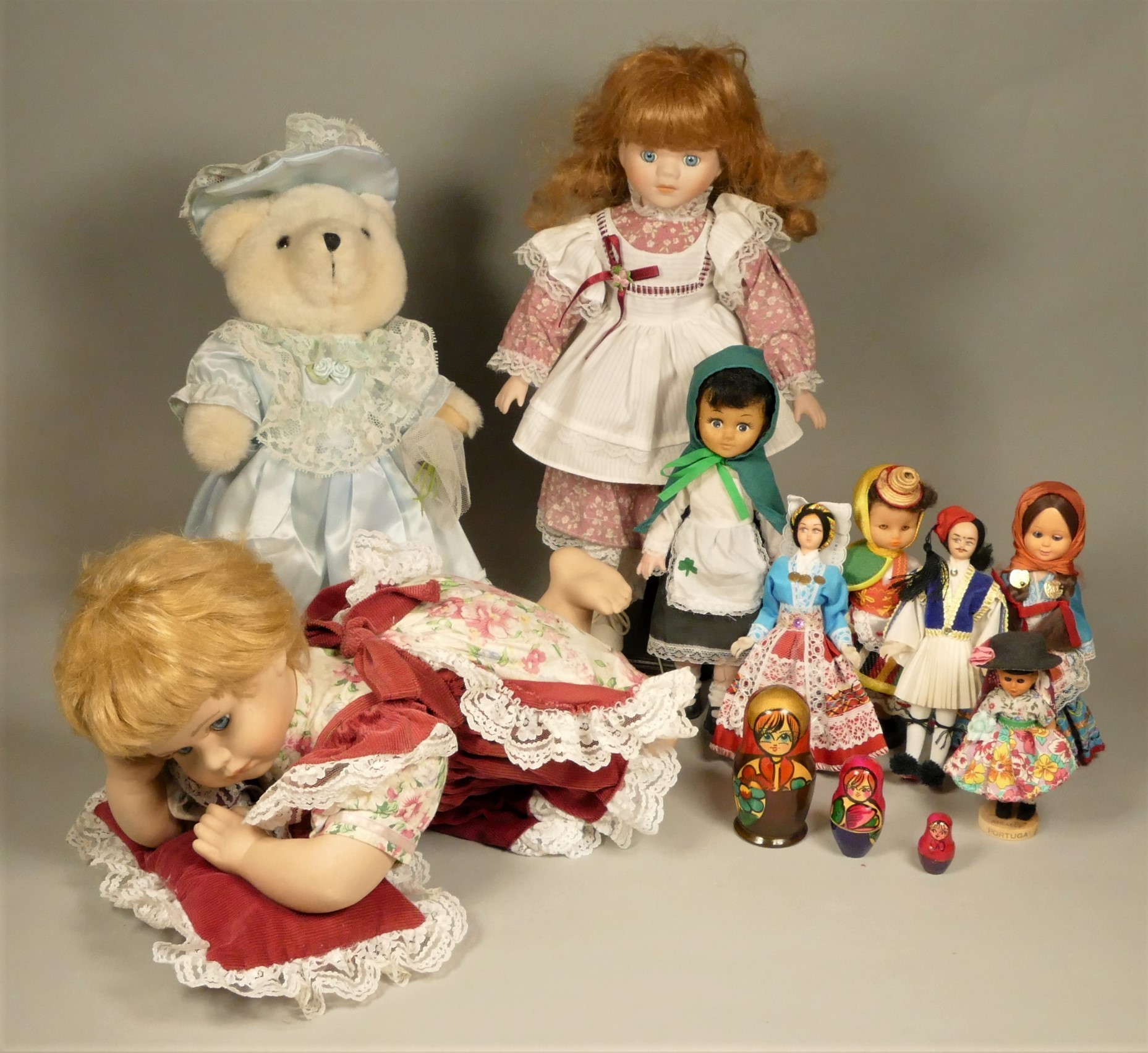 A collection of modern porcelain dolls to include 'The Classique Collection' together with five - Image 4 of 5
