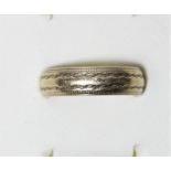 A 9ct gold wedding band, 4gm