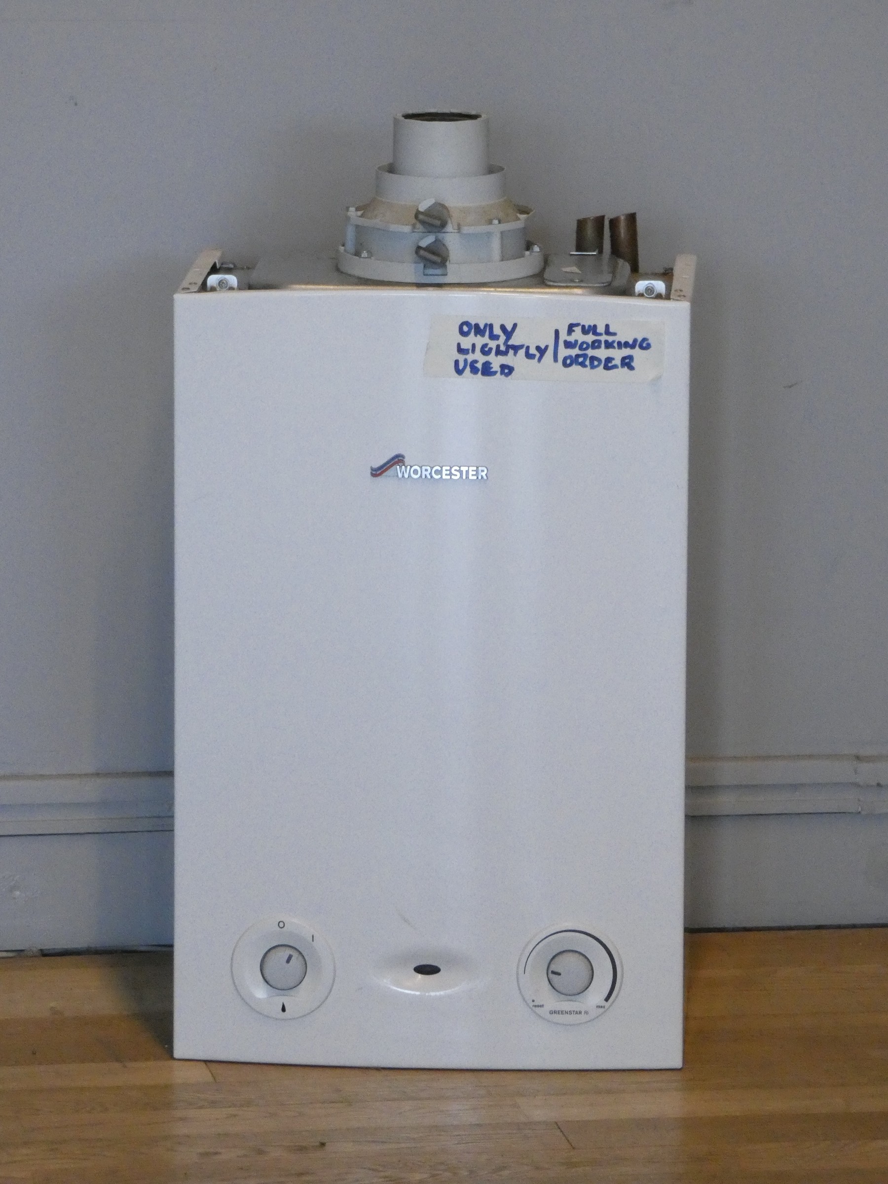 A Worcester Greenstar Ri gas fired condensing boiler (wall hung) complete with filter,