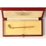 A 9ct two colour gold golf club bar brooch, Birmingham 1979, 6cm, 2.7gm, case