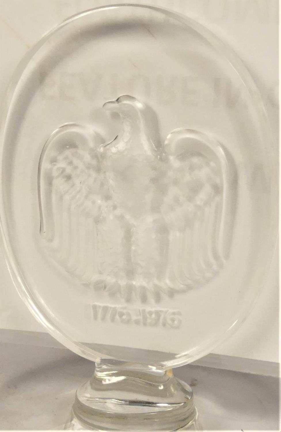 A Lalique bicentennial pin dish, decorated with American eagle 1776-1976, ht 9.5cm, signed, original - Image 2 of 3