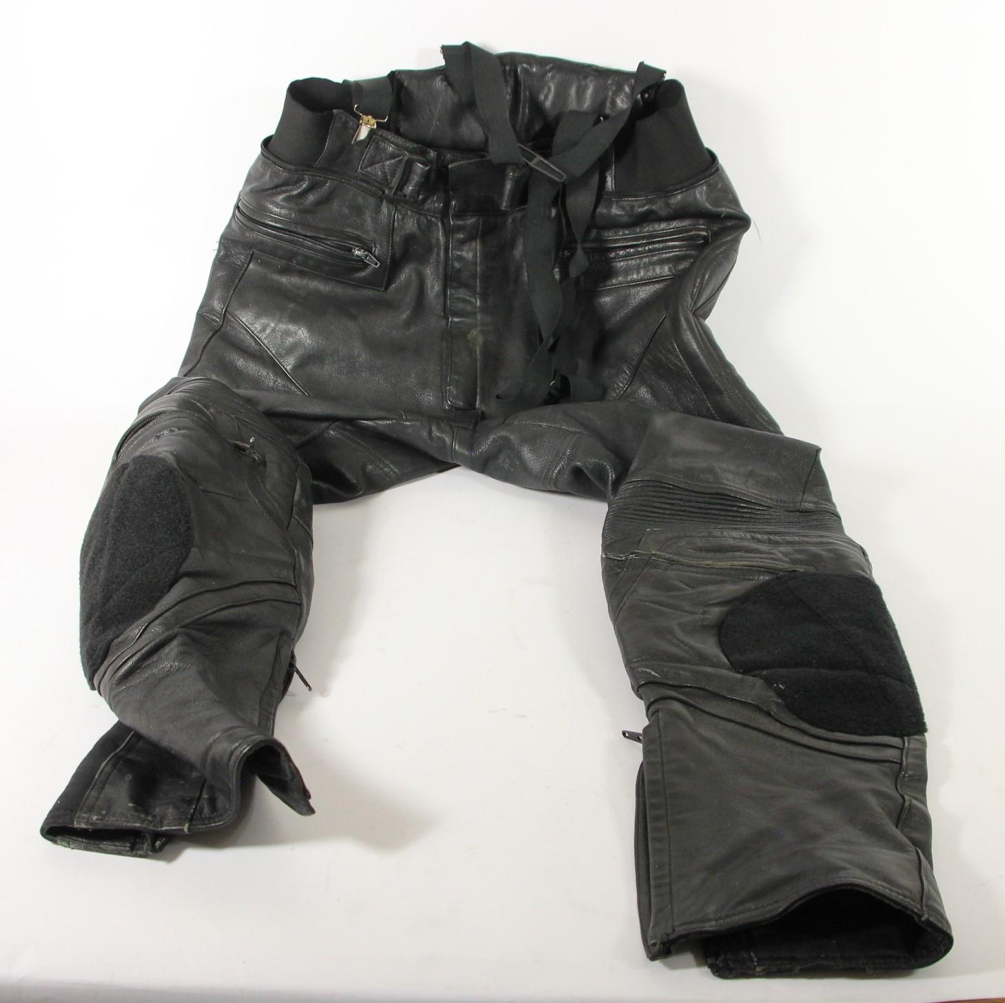 A Lewis leathers jacket, size 42 and a pair of Frank Thomas trousers, size 38. - Image 6 of 7