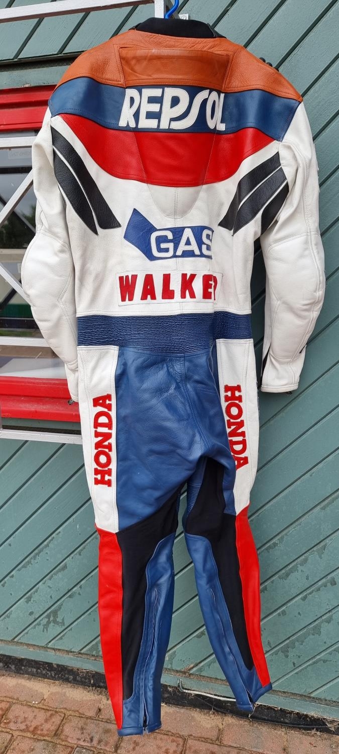 An Echt Ledr Honda Repsol one piece leather race suit, size XXL, with protectors - Image 2 of 4