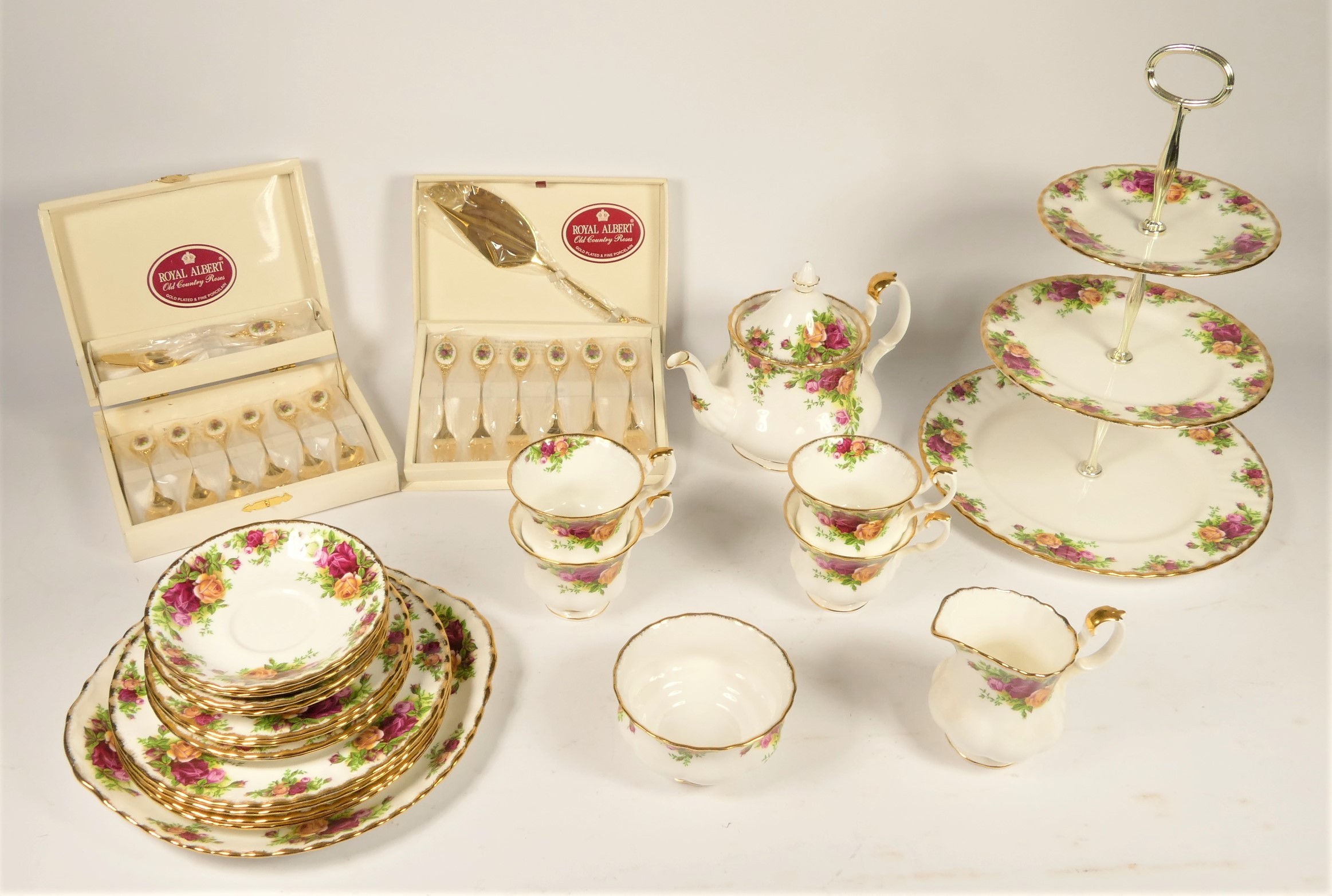 A collection of Royal Albert 'Country Roses' tea & dinnerware, twenty one pieces to include - 4