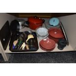 A mixed lot of vintage and modern kitchenalia.