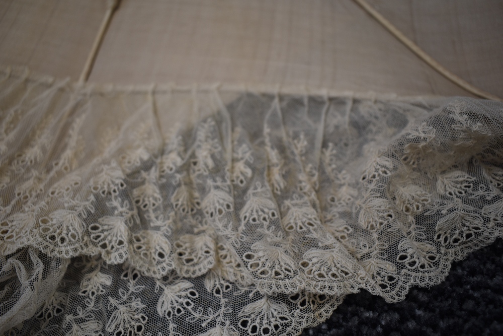 An early 20th century cream slub silk parasol with an abundance of tulle lace surrounding the - Image 3 of 4