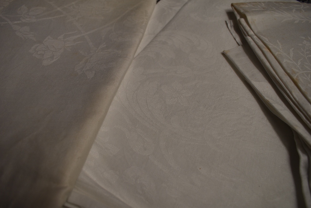 A selection of antique white work table linen including tray cloths,table cloths and more. - Image 2 of 3