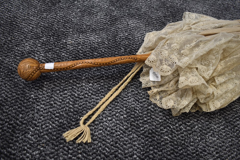 An early 20th century cream slub silk parasol with an abundance of tulle lace surrounding the - Image 4 of 4