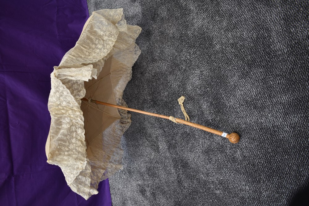 An early 20th century cream slub silk parasol with an abundance of tulle lace surrounding the - Image 2 of 4