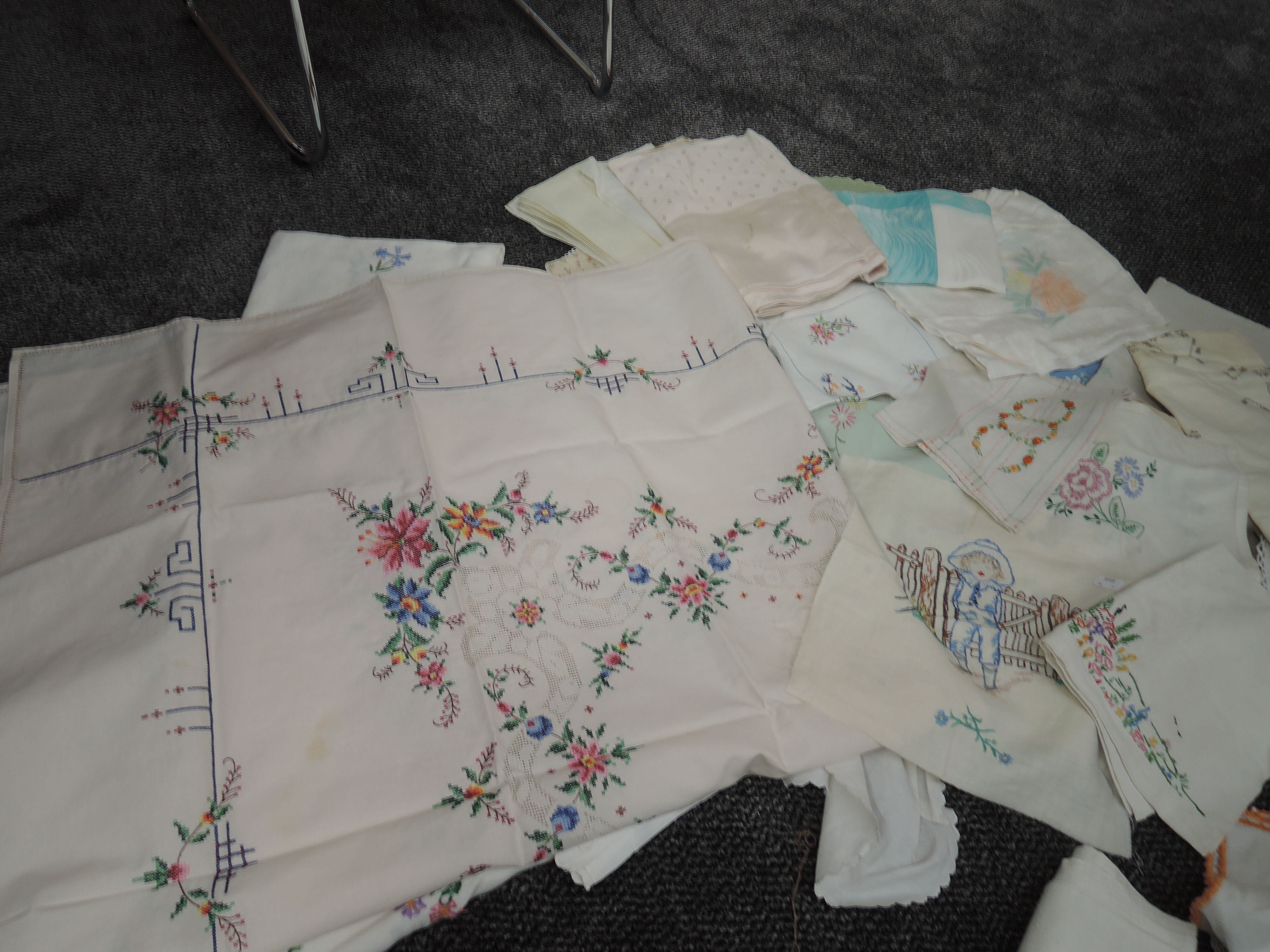 A varied lot of table linen, a lot of items having bright embroidery. - Image 5 of 6