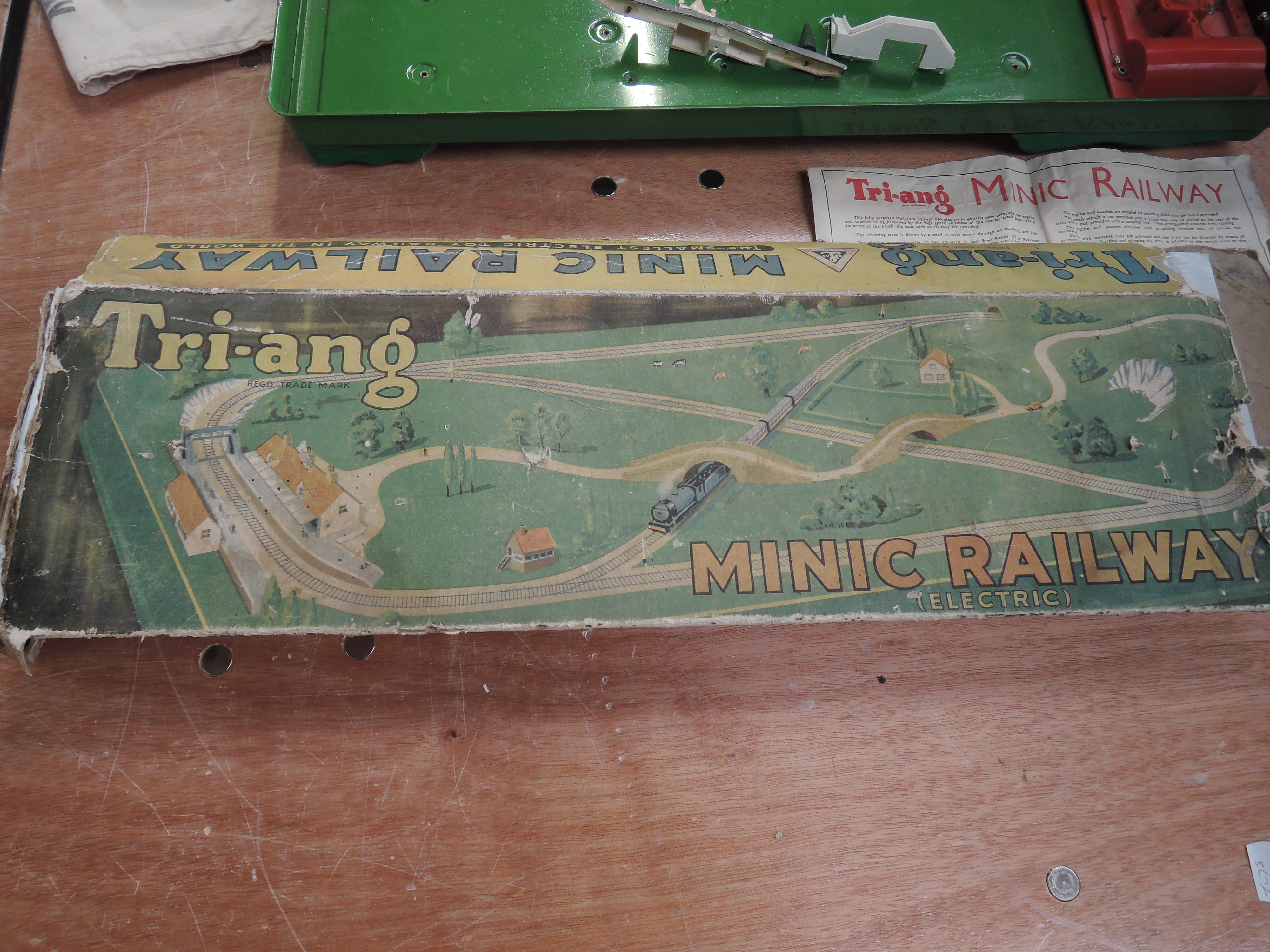 A Triang Minic electric & tinplate The Smallest Electric Toy Railway In The World boxed part set - Image 6 of 6