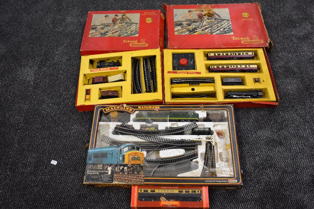 Two Triang 00 gauge part train sets, RS4 comprising 0-6-0 Tank locomotive, thee wagons and track,