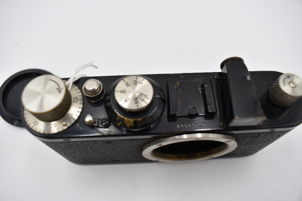 A Leica 1E camera body in leather case Circa 1932. Serial No 104542 - Image 2 of 4