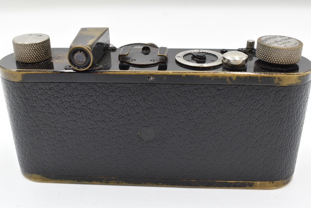 An extraordinarily rare Leica 1B Dial-Set Campur camera in leather case Circa 1927. Serial No 6001 - Image 6 of 7