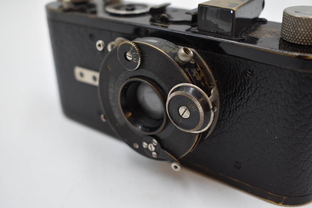 An extraordinarily rare Leica 1B Dial-Set Campur camera in leather case Circa 1927. Serial No 6001 - Image 4 of 7