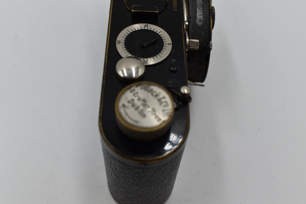 An extraordinarily rare Leica 1B Dial-Set Campur camera in leather case Circa 1927. Serial No 6001 - Image 2 of 7