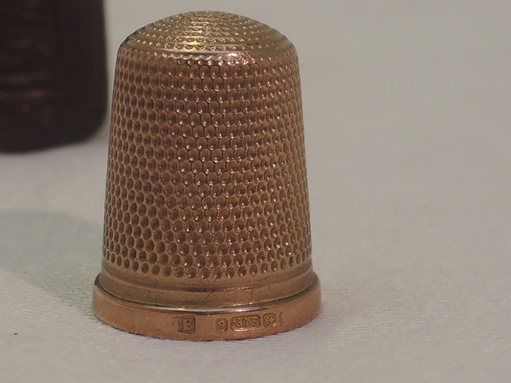 A 9ct rose gold thimble of traditional form with travel case, Birmingham, possibly 1918, James - Image 3 of 3