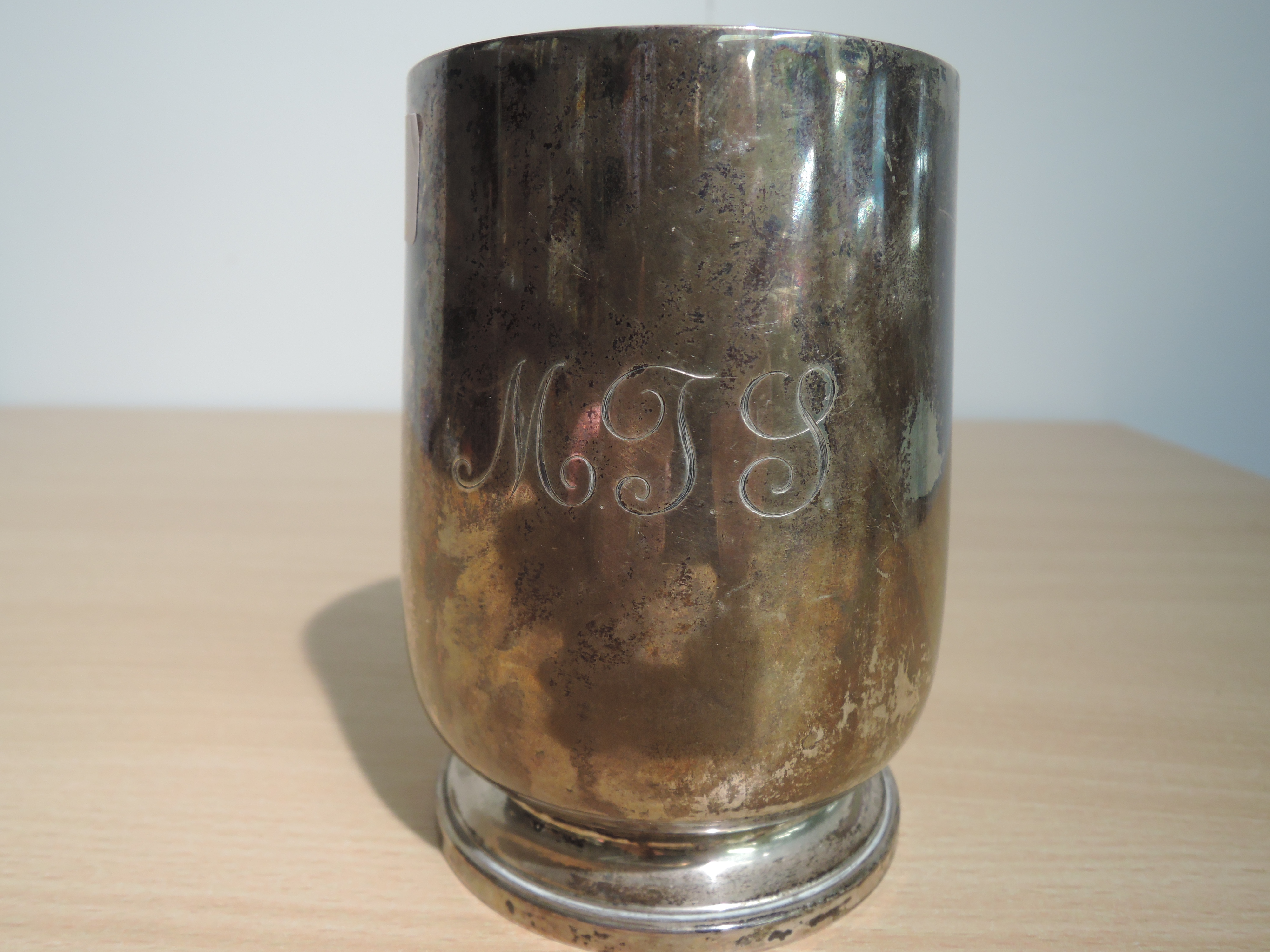 An Edwardian silver tankard of plain baluster form on circular pedestal foot with thumb rest loop - Image 2 of 3