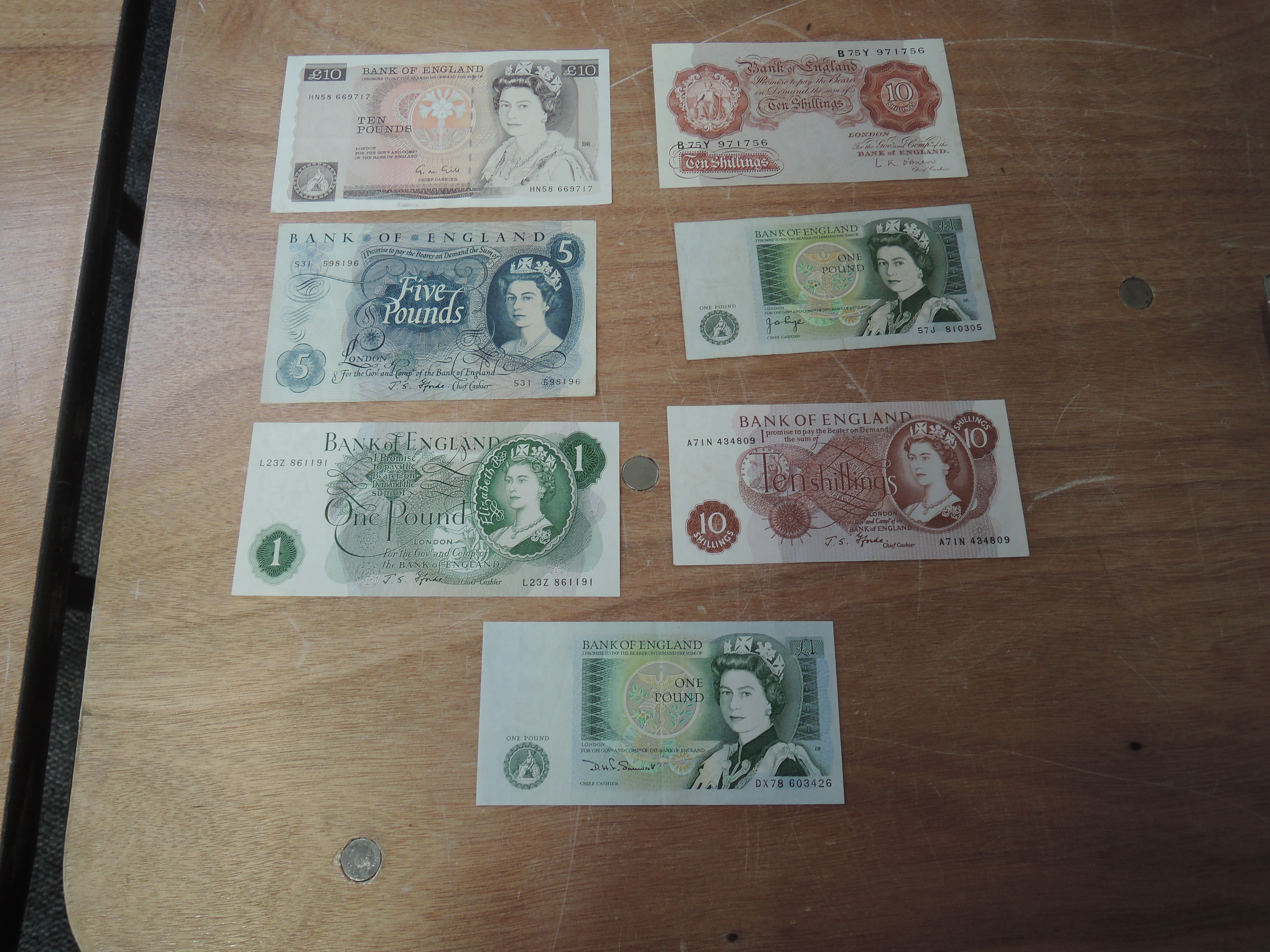 A collection of five uncirculated GB Banknotes, 1967 Fforde A71N 434809 Ten Shilling, 1967 Fforde L - Image 2 of 2