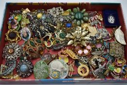 A tray of costume brooches of various forms including ceramic, horn, diamante etc