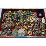 A tray of costume brooches of various forms including ceramic, horn, diamante etc