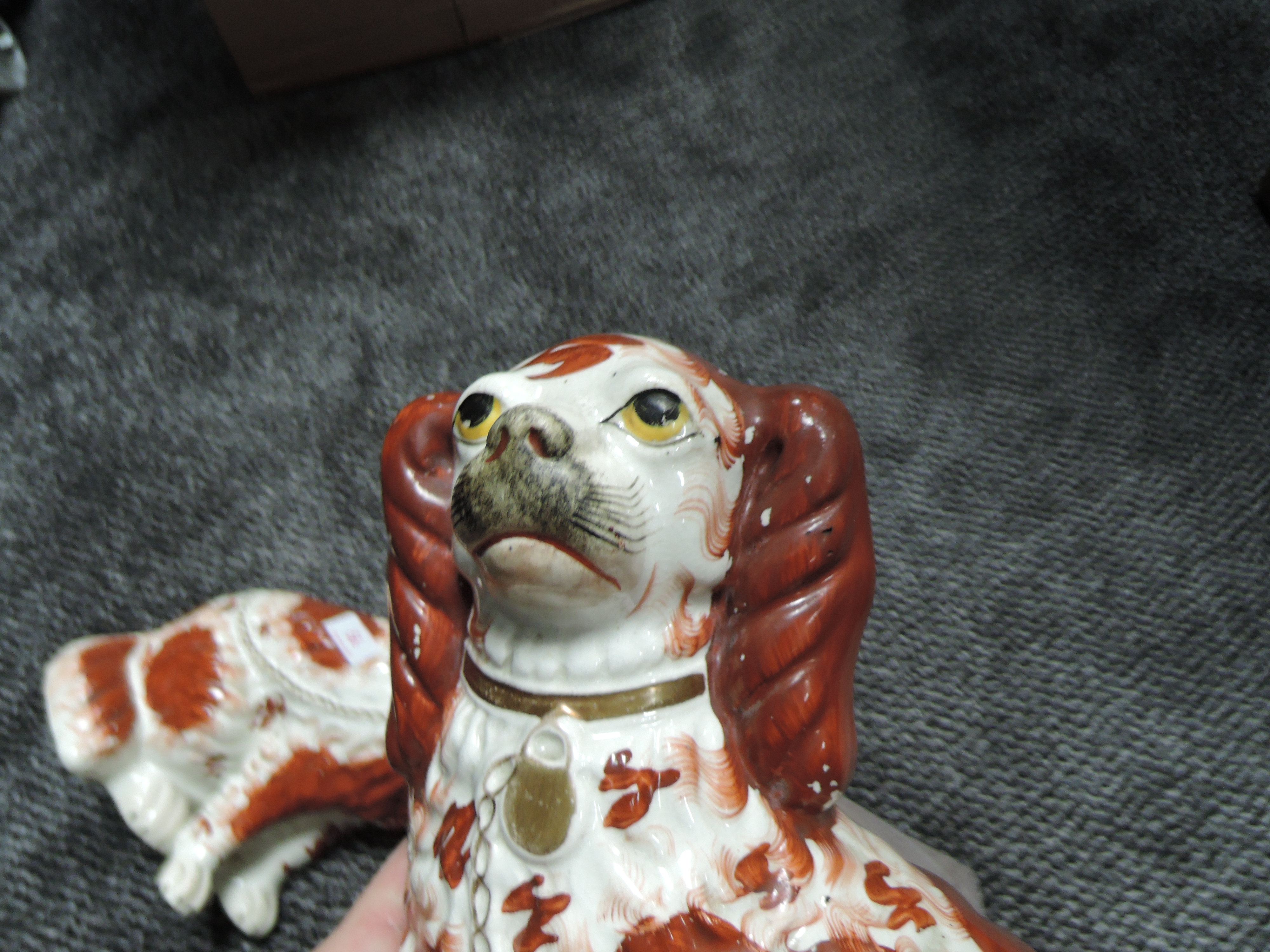 A pair of antique Staffordshire flatback figures of spaniels - Image 5 of 5