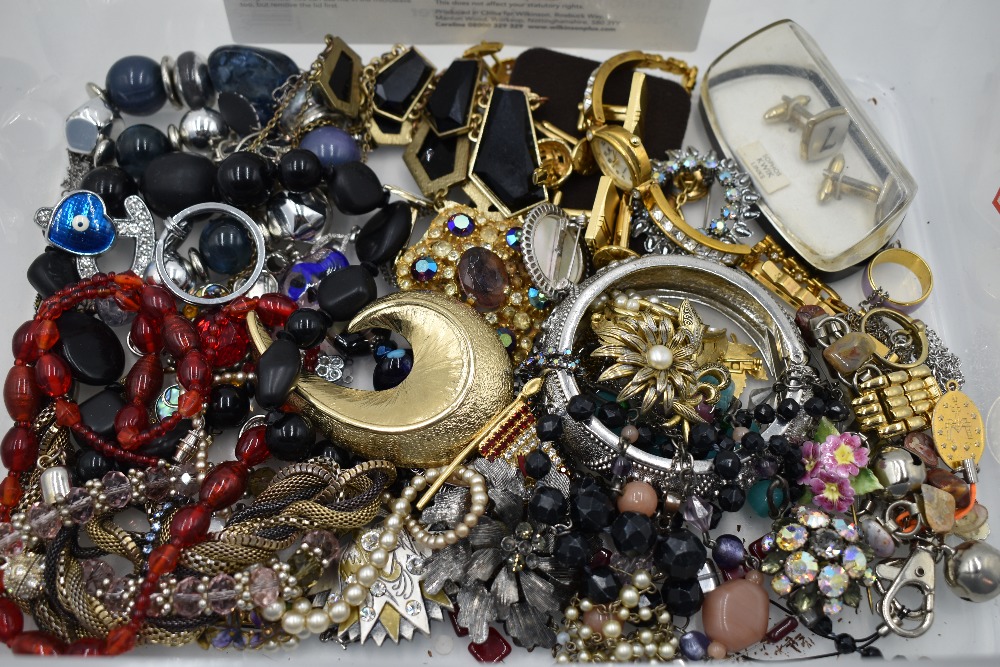 A tray of costume jewellery including cufflinks, beads, brooches etc