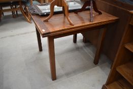 An early 20th Century oak drawer leaf table