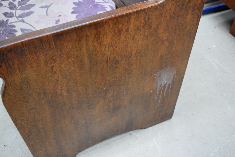 A traditional golden oak settle, having five panels to back and solid ends, width approx. 196cm - Image 2 of 4