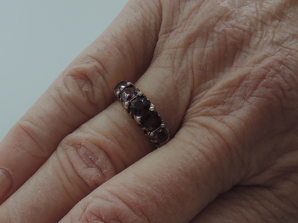 An Edwardian lady's dress ring having five graduated pink stones interspersed by tiny seed pearls in - Image 2 of 2