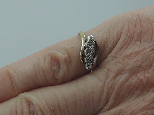 A lady's dress ring having 5 diamond chips in an illusionary setting to cross over shoulders on a - Image 2 of 2