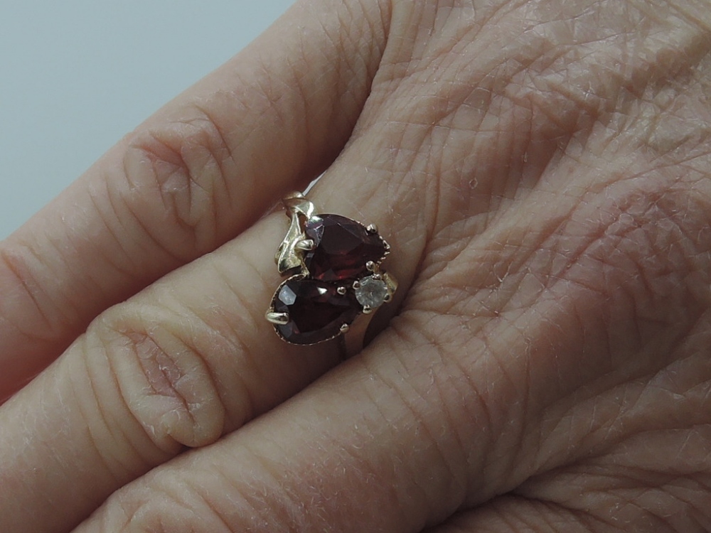 A lady's dress ring having two ruby style teardrop stones in claw set heart mounts with a clear - Image 2 of 2