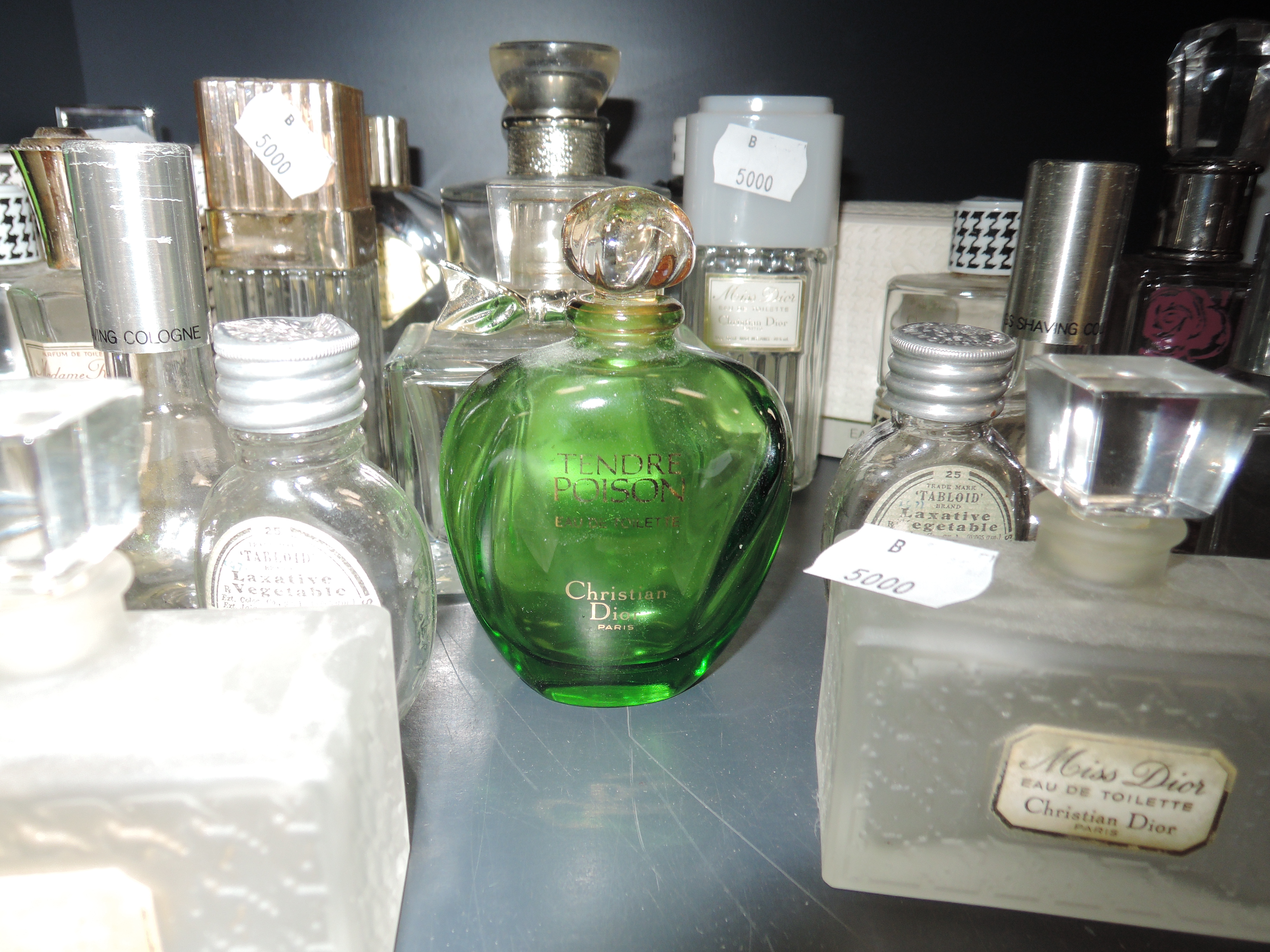 A selection of vintage and modern perfumes and aftershaves including fancy bottles and Miss Dior - Image 5 of 6