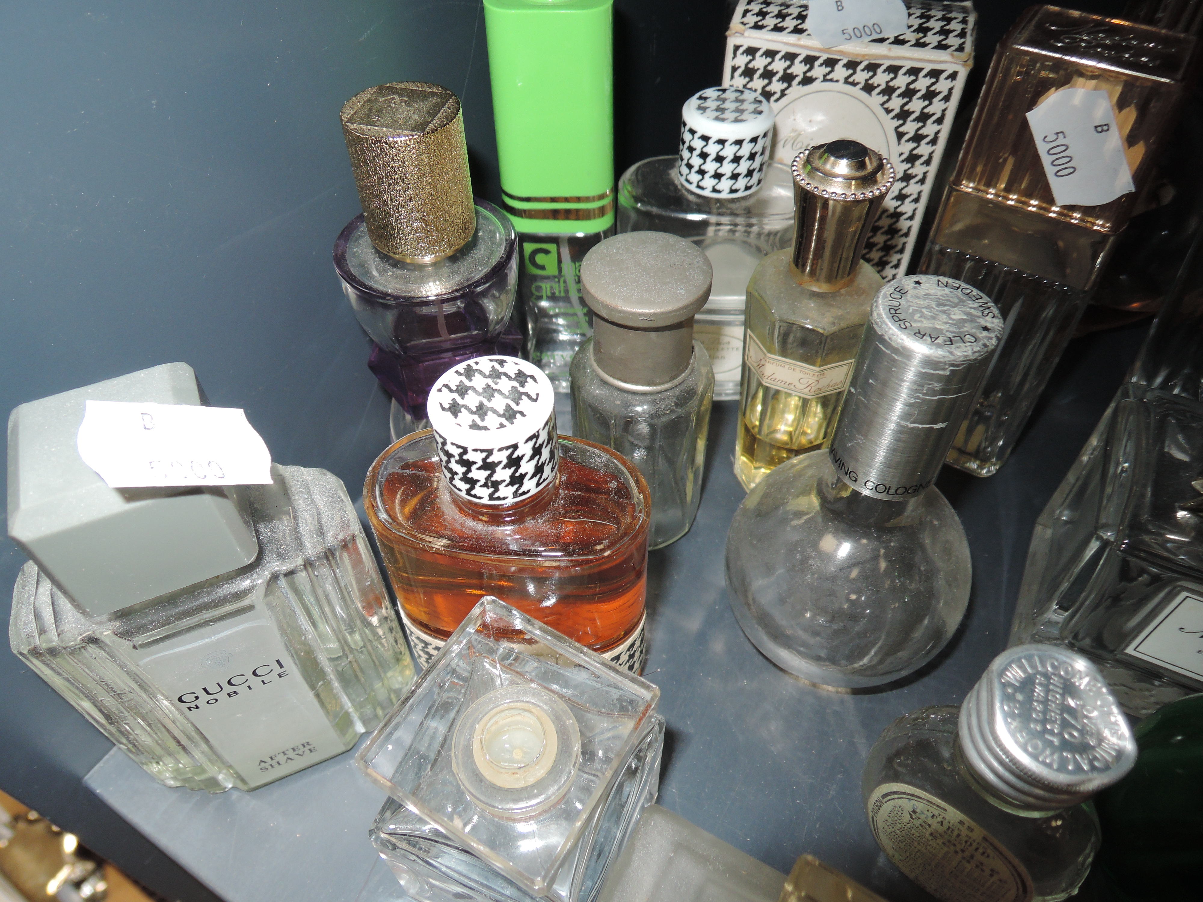 A selection of vintage and modern perfumes and aftershaves including fancy bottles and Miss Dior - Image 6 of 6