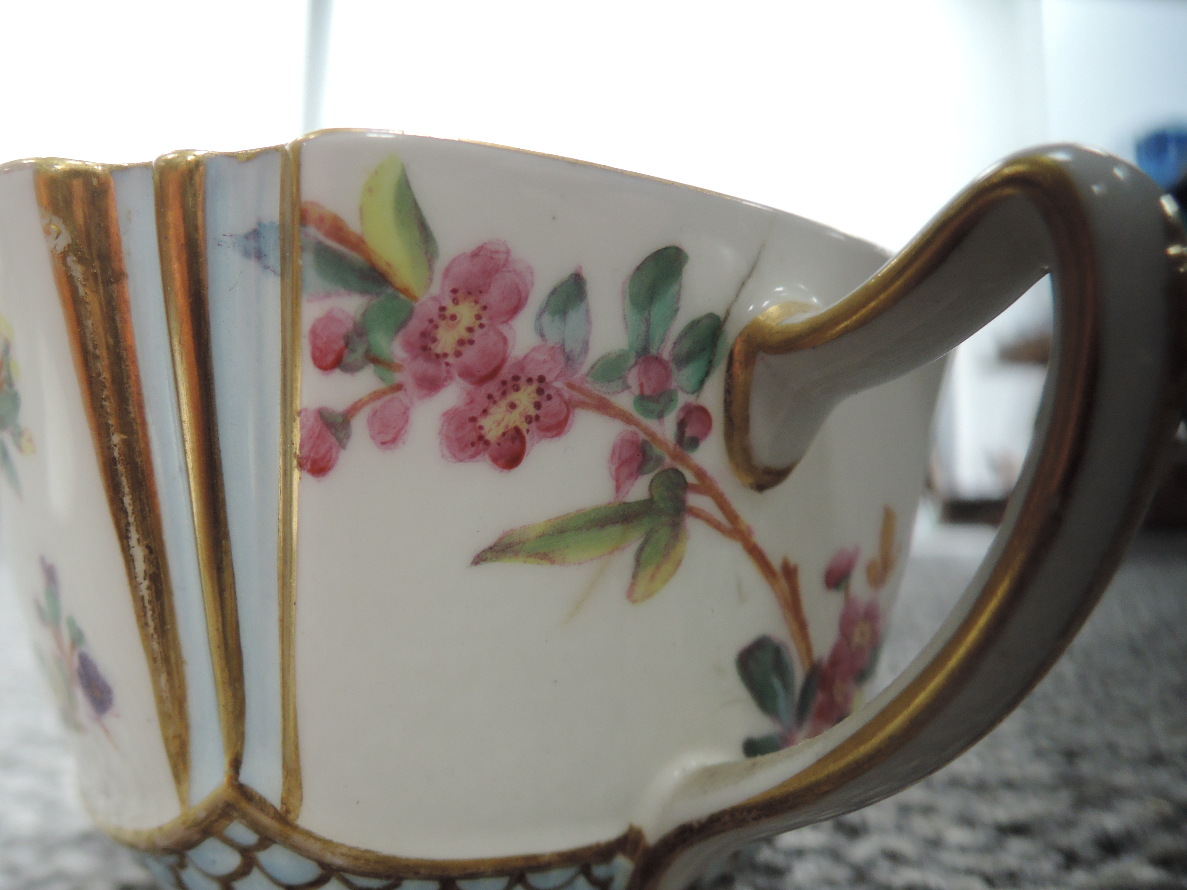 An exquisite tea cup and saucer set by Spode Copeland Pt no 3112 both pieces very good - Image 5 of 7