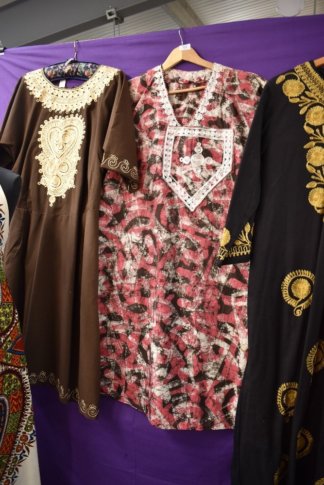A mixed lot of vintage ladies clothing, some interesting prints including tribal and tie dye - Image 4 of 5
